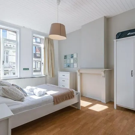 Huswell - Lapon - Spacious & Stylish Vacation Retreat *