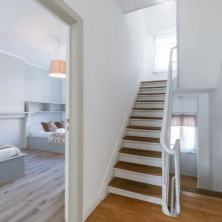 Huswell - Lapon - Spacious & Stylish Vacation Retreat *