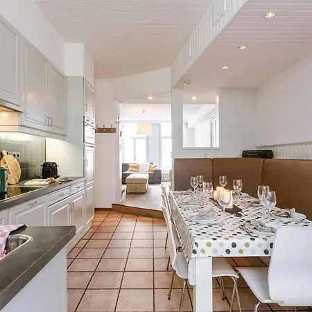 Huswell - Lapon - Spacious & Stylish Vacation Retreat *